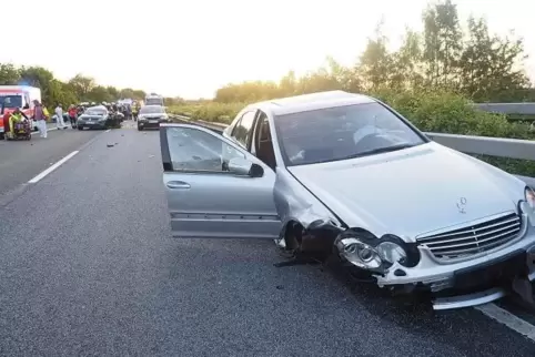 Das rechte Vorderrad des Mercedes riss beim Crash ab und schlug in einen VW Golf ein.   Archivfoto: Moschel