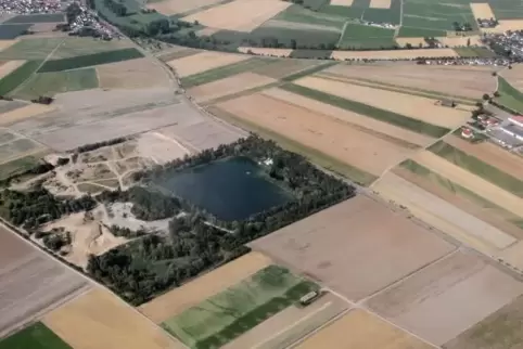 Aus der Luft: die Sandgrube Heberger an der L534 zwischen Otterstadt und Waldsee. Gegenüber soll der Erdöl-Bohrplatz eingerichte