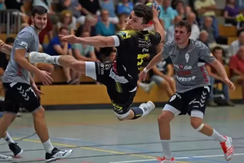 Der gut freigespielte Yannick Muth erzielt für die VTV Mundenheim einen Treffer.   Foto: KUNZ
