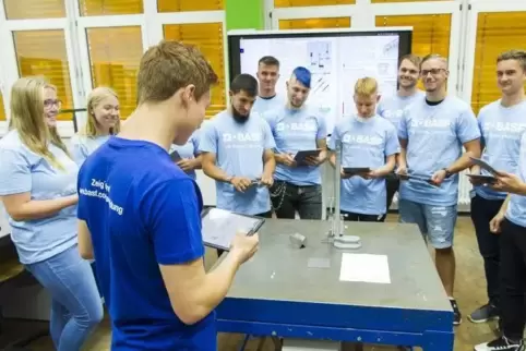 Mit dem Tablet sind diese Jugendlichen bei der BASF in ihre Ausbildung gestartet. Foto: BASF