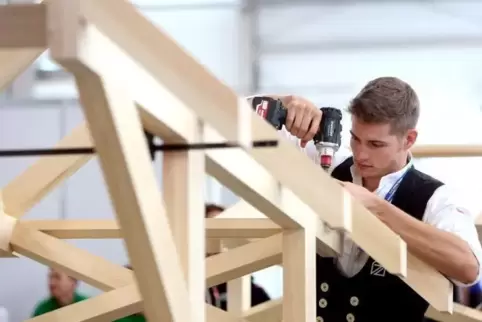 Holte sich im russischen Kasan den Weltmeister-Titel im Zimmerhandwerk: Alexander Bruns beim Arbeiten an seinem Mini-Pavillon.  