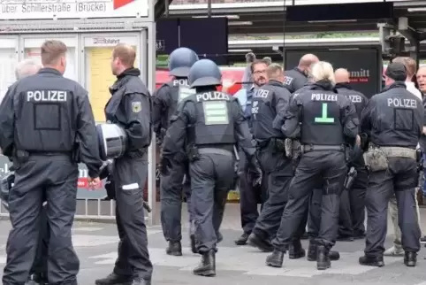 Einsatzkräfte in voller Montur am Sonntagabend am Neustadter Hauptbahnhof. Foto: Linzmeier-Mehn
