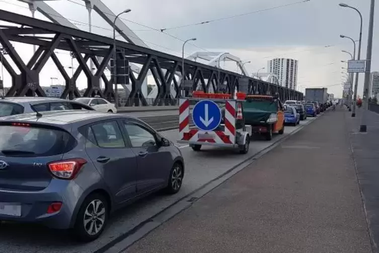 Stau auf der Adenauer-Brücke. Die Stadt prüft nun, ob die Abfahrtsrampe in Ludwigshafens Innenstadt leistungsfähiger gestaltet w