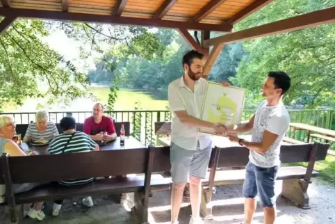 Um den Angelsport verdient gemacht: Eine Ehrenurkunde gibt es für den ASV-Vorsitzenden Waldemar Hofmann (rechts) von Christian H