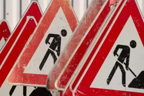 Wenn Straßenarbeiter im 24-Stunden-Rhythmus arbeiten würden, könnte die Bauzeit auf besonders staugefährdeten Straßen verkürzt w