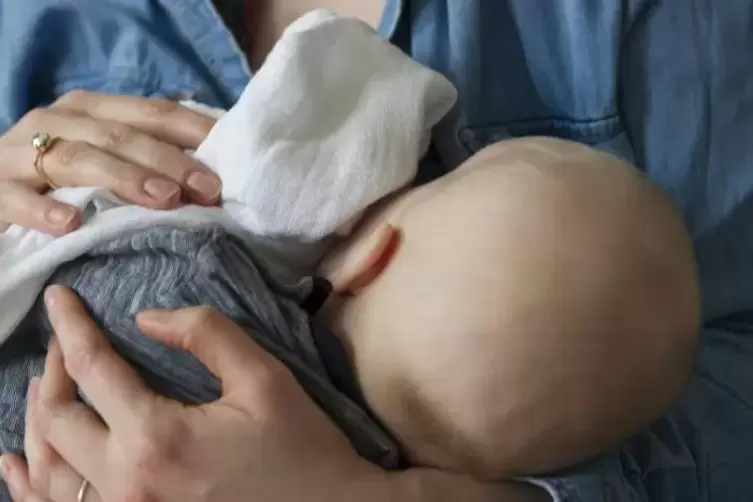 Bei einer Muttermilchbank können Stillende überschüssige Milch abgeben, die Frühgeborenen zu Gute kommt, deren Mütter noch keine
