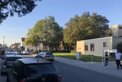 Polizeipräsenz trägt zur Entspannung der Lage an der Karl-Kreuter-Grundschule in Oggersheim bei. Foto: kiri