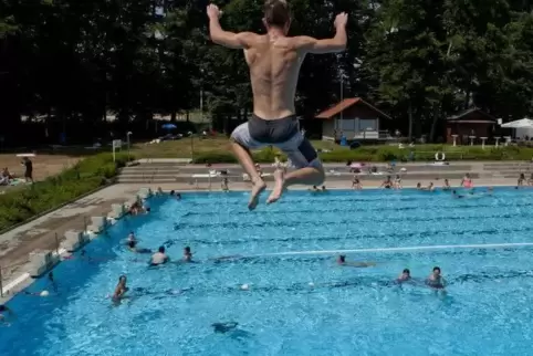 Bei hochsommerlichen Temperaturen wie in diesem Sommer ist der Sprung ins kühle Nass – wie hier im Freibad Rodenbach – für viele