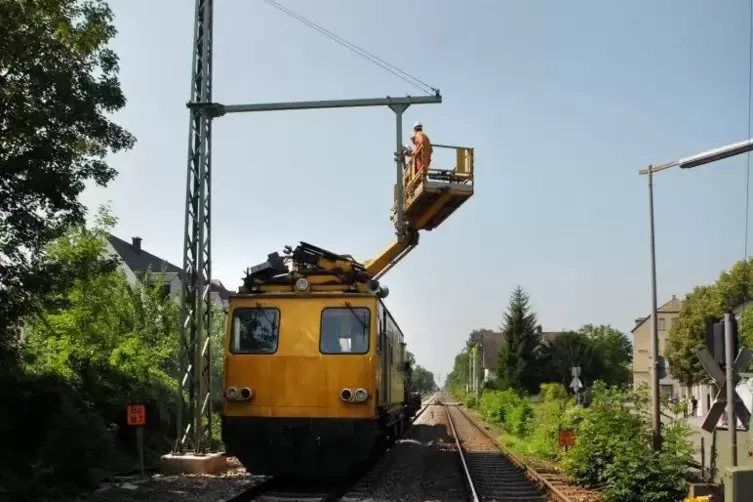 2006 wurde due Bahnstrecke von Speyer nach Germersheim elektrifiziert.  Foto: Lenz
