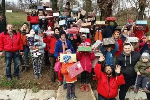 Laura Loreth organisiert auch jedes Jahr in der Weihnachtszeit die Schuhkarton-Aktion.  Foto: Frei