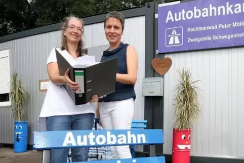 Vor ihrem Arbeitsplatz: Jennifer Weber (links) und Heike Herzog vor dem Container der Autobahnkanzlei in Schwegenheim.  Foto: Le