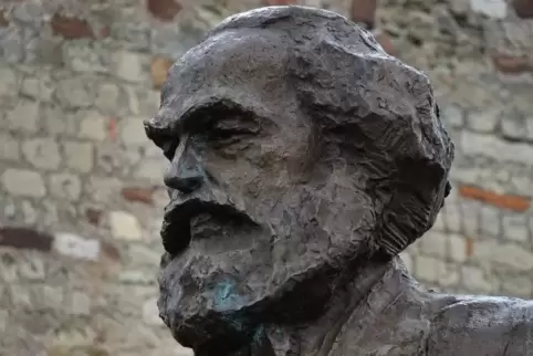 Das Grün auf der Marx-Statue breitet sich aus. Foto: dpa