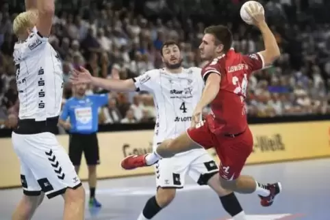 Pascal Bührer (rotes Trikot) zeigte in Kiel eine couragierte Leistung.  Foto: Lühn