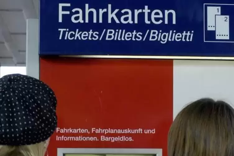 Das Wurstmarkt-Ticket ist an den Fahrkartenautomaten Pfälzer Bahnhöfe leicht zu finden.  Foto: Bolte