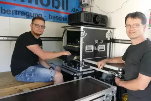 Steffen (rechts) und Malte Woll beim Aufbau der Projektionsanlage in ihrem Kinokulturmobil. Foto: ckkm