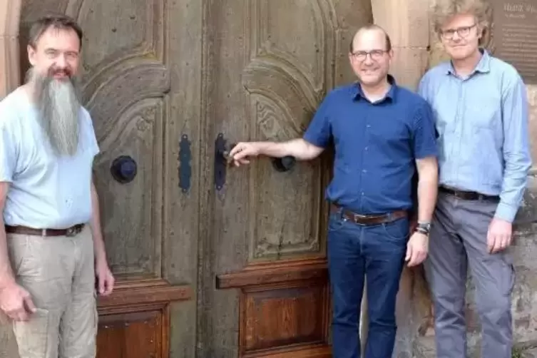 Tür auf: Die 296 Jahre alte Pforte an der Kirche in Thaleischweiler-Fröschen haben Matthias Zierenberg (links) und Andreas Schig