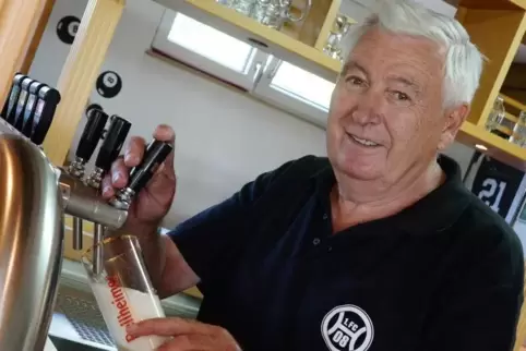Bernd Strub steht beim FC 08 Haßloch nicht nur an der Kasse. Oft ist der 75-Jährige auch hinter der Theke zu finden. Foto: Linzm
