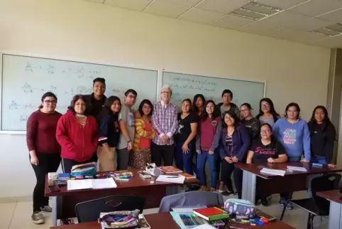 Inmitten der mexikanischen Studenten: Ulrich Sperling (kariertes Hemd), der die jungen Menschen auf Englisch unterrichtete.  Fot