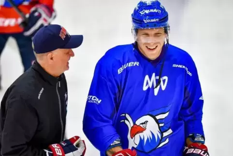 Guter Laune: Assistenzcoach Pertti Hasanen und der wieder fitte David Wolf (rechts).  Foto: KUNZ