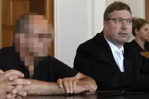 Revision eingelegt: der Angeklagte im BASF-Prozess und sein Verteidiger Carsten Tews.  Foto: Bolte