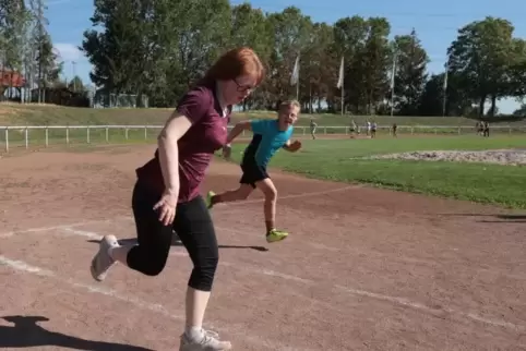 Judith und Tobias legen im Rudolf-Harbig-Stadion während der Sportwoche der Hans-Zulliger-Schule einen Sprint hin.  Foto: Benndo