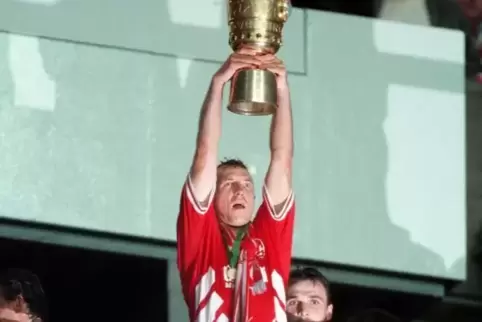 Martin Wagner 1996 mit dem DFB-Pokal. Foto: KUNZ