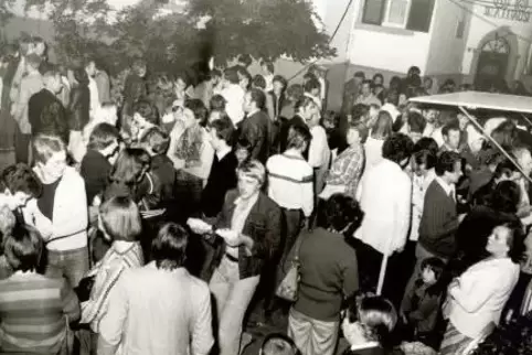 Erfreute sich früher großer Beliebtheit: der „Weinbrunnen“ am Schloss, in der Nähe des bis 1999 auf dem Rognacplatz stehenden Fe