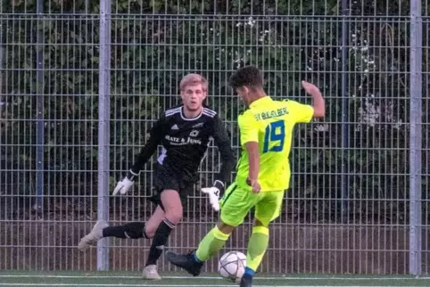 Das 1:1 ist unterwegs, der Büchelberger Anthony Ascuitto lässt FSV-Torhüter Julius Höpfner keine Chance.  Foto: van