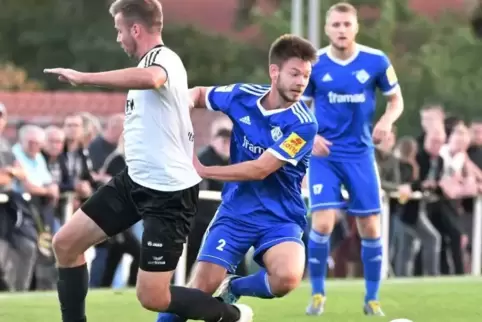 Entschied mit seinen Treffern zum 2:0 und 3:0 die Partie: Jonas Jung (Bildmitte), der hier den Steinbacher Marcus Frank austrick