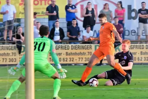 Alles im Griff: Speyers Torwart Philipp Schilling braucht nicht einzugreifen, weil Ugo-Mario Nobile (orange) Robin Muth stoppt. 