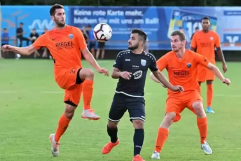 Weiter im Pokal dabei: der FC Speyer 09 (von links in Orange Jawad Zein und Tobias Blasczyk gegen Mechtersheims Dana Kader). Fot