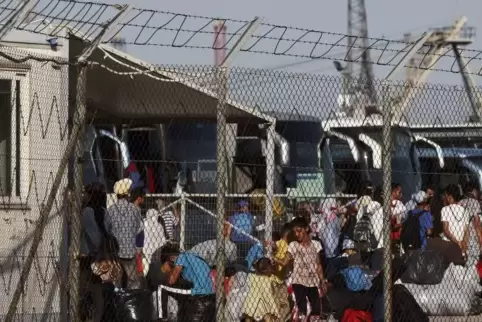 Um die überfüllten Lager im Osten der Ägäis zu entlasten, bringt Griechenland inzwischen Flüchtlinge von den Inseln aufs Festlan