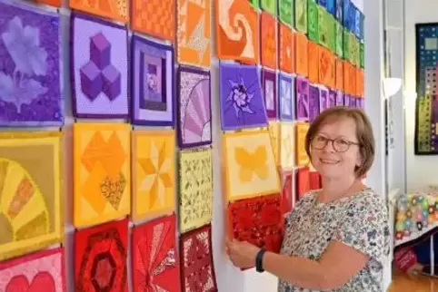 Zeigt die Mini-Quilts der Teilnehmerinnen: Elisabeth Kostov.  Foto: Lenz