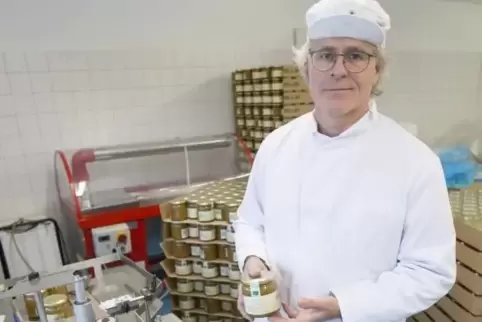 Imker Jan-Dirk Bunsen aus Heiligenmoschel vermittelt seinen Beruf mit Freude und Erfolg an junge Leute.   Foto: VIEW