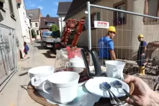 Anwohner der Arzheimer Hauptstraße bringen den Bauarbeitern regelmäßig Getränke und Kuchen. FOTO: VAN