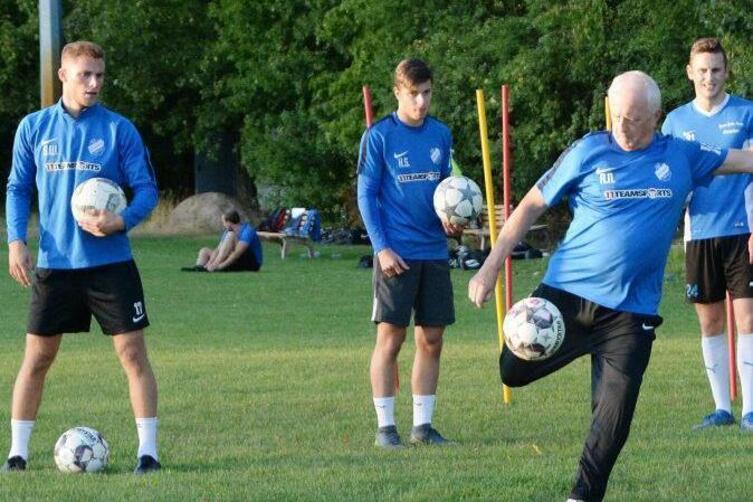 ex sturmer robert nebel bereitet sturmer des sv geinsheim auf buchelberg spiel vor neustadt die rheinpfalz