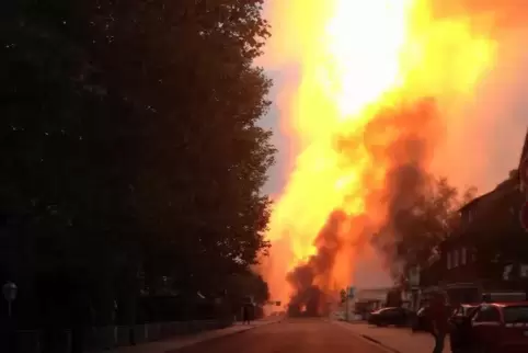 Kirchturmhoch schlugen die Flammen an der Grenze zwischen den Ludwigshafener Stadtteilen Oppau und Edigheim aus dem Leck in der 