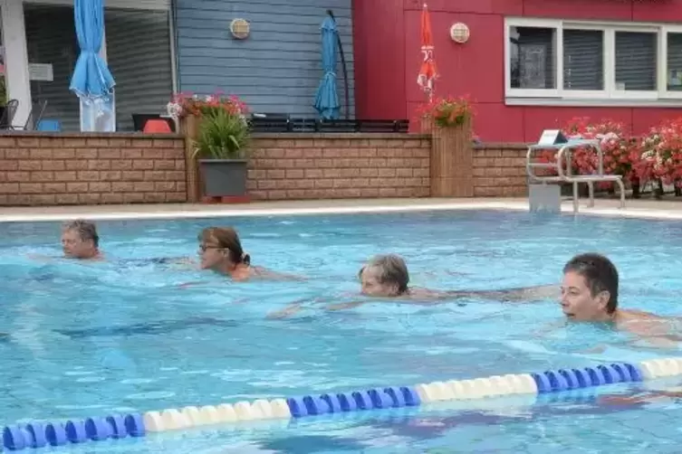 Noch einmal Bahnen ziehen im Deidesheimer Freibad. Foto: Linzmeier-Mehn