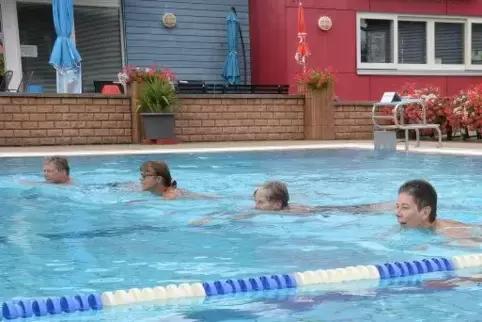 Noch einmal Bahnen ziehen im Deidesheimer Freibad. Foto: Linzmeier-Mehn