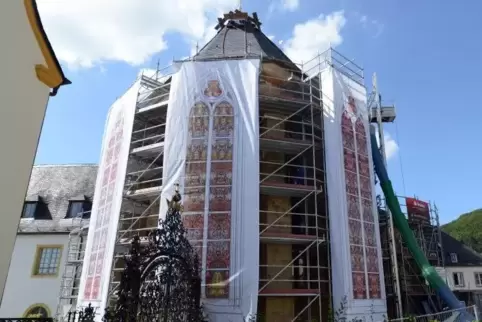 So ungefähr wird das aussehen: Laken mit den Entwürfen von Gerhard Richter an der Abteikirche in Tholey.  Foto: dpa
