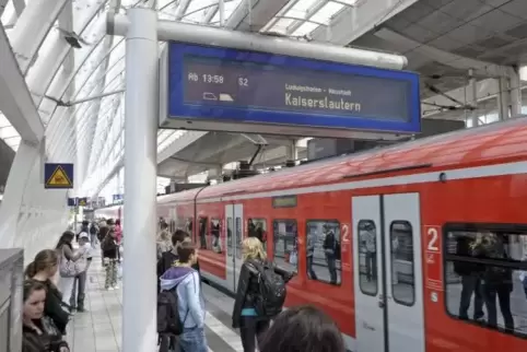 In Ludwigshafen Mitte können ebenso wie an den anderen Bahnsteigen auf den beiden Strecken von Mannheim nach Worms und Kaisersla