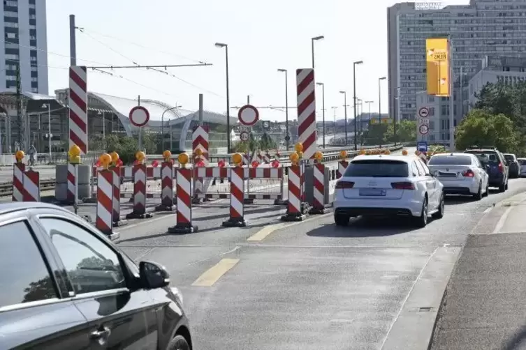 Statt auf die Pilzhochstraße weiter, müssen die Autos nach der Brücke in Richtung Stadt abfahren. Archivfoto: KUNZ