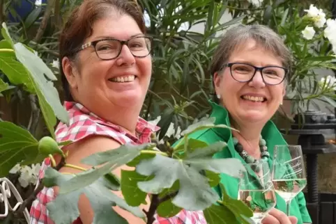 Repräsentieren den Pfälzer Wein auf ihre ganz besondere Art (von links): Stefanie Weegmüller-Scherr und Gabriele Weegmüller.  Fo