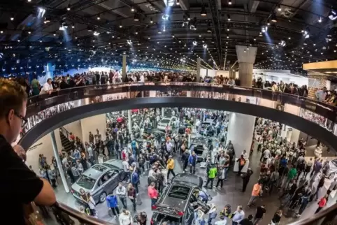 Immer weniger IAA-Besucher: 2017 kamen rund 810.000 Menschen aufs Frankfurter Messegelände, 2015 (Foto) noch 932.000.  Foto: dpa