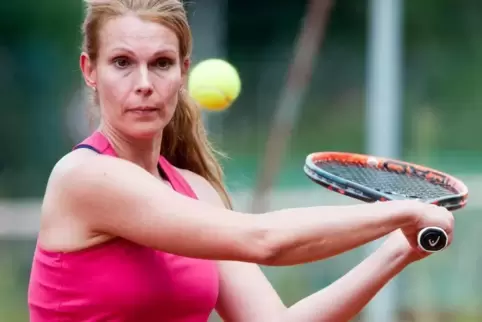 Die Damen 40 des TC Kusel (im Bild: Manuela Dietrich) spielen um den Aufstieg in die Verbandsliga. Foto: m. hoffmann