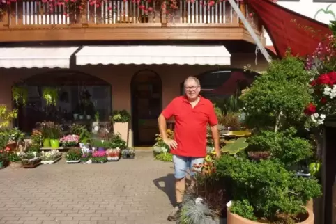 Michael Höh vor seinem Blumenhaus: schon der Vorplatz  ist eine "blühende Visitenkarte". Foto: Udo Wagner