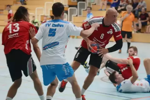 Das Pokalderby in Thaleischweiler (Szenenfoto) und das erste Verbandsliga-Saisonspiel in Neuhofen haben die Dahner Handballer ve