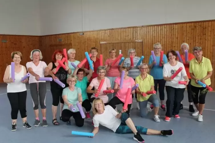 Eine fröhliche Truppe: Trainerin Isolde Schura (liegend) leitet die Frauengymnastikgruppe 50+ in Kindsbach.  Foto: Gillen