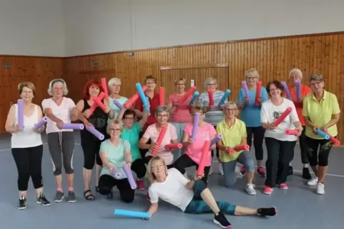 Eine fröhliche Truppe: Trainerin Isolde Schura (liegend) leitet die Frauengymnastikgruppe 50+ in Kindsbach.  Foto: Gillen