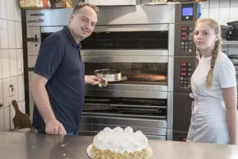 Macht sich noch keine Sorgen: Konditor Paul Goldinger beschäftigt derzeit zwei Auszubildende. Eine davon ist Aileen Metschies.  